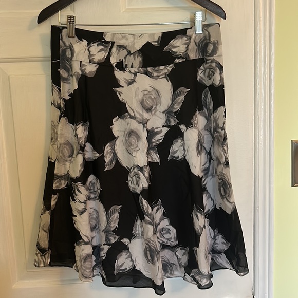 Black and white skirt - Picture 4 of 4